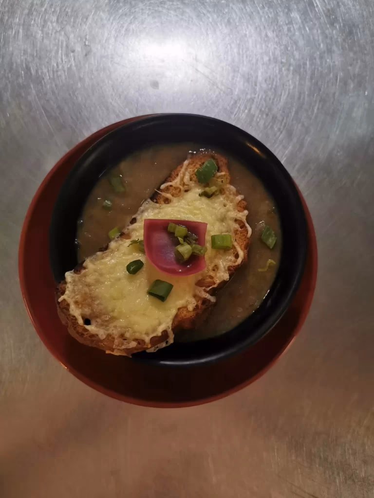 La gratinée à l'oignon, entrée légendaire du bouchon