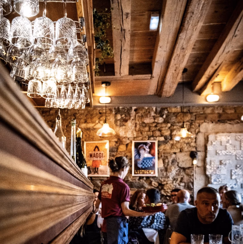 La salle d'un restaurant bouchon lyonnais